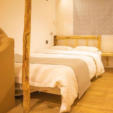 Right Here Hotel Dunhuang Bagian luar foto