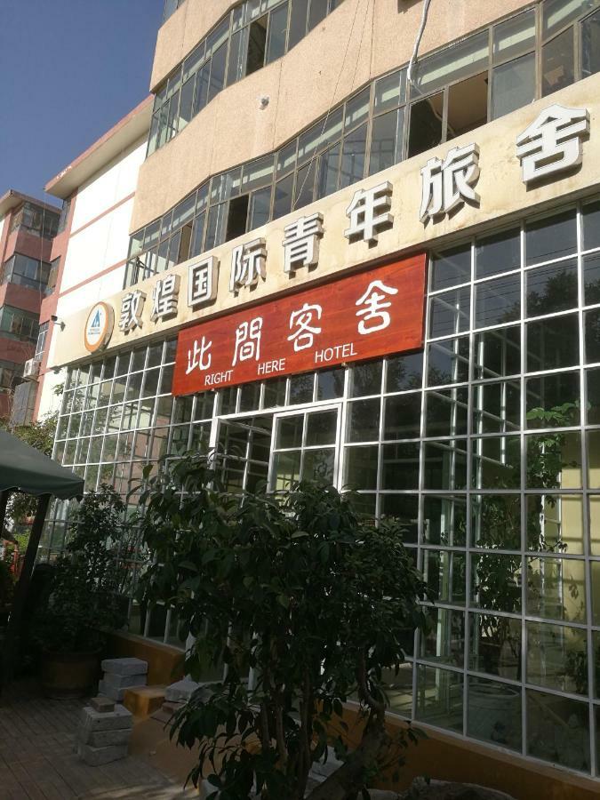 Right Here Hotel Dunhuang Bagian luar foto