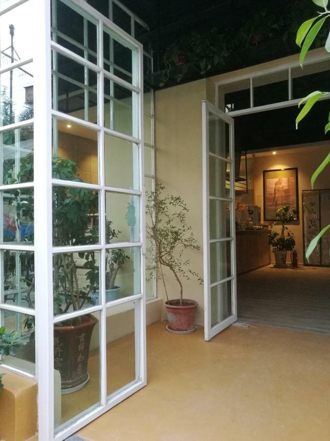 Right Here Hotel Dunhuang Bagian luar foto