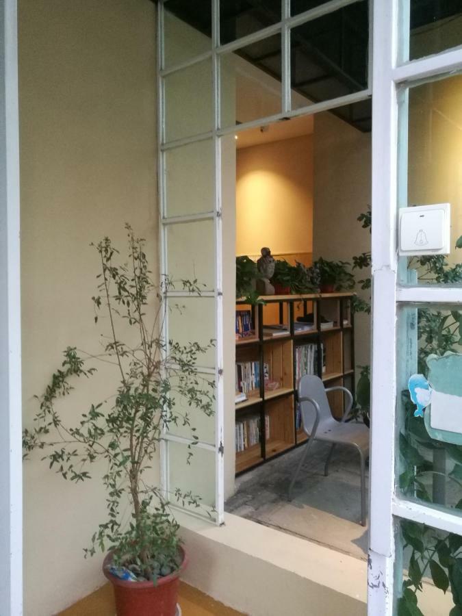 Right Here Hotel Dunhuang Bagian luar foto