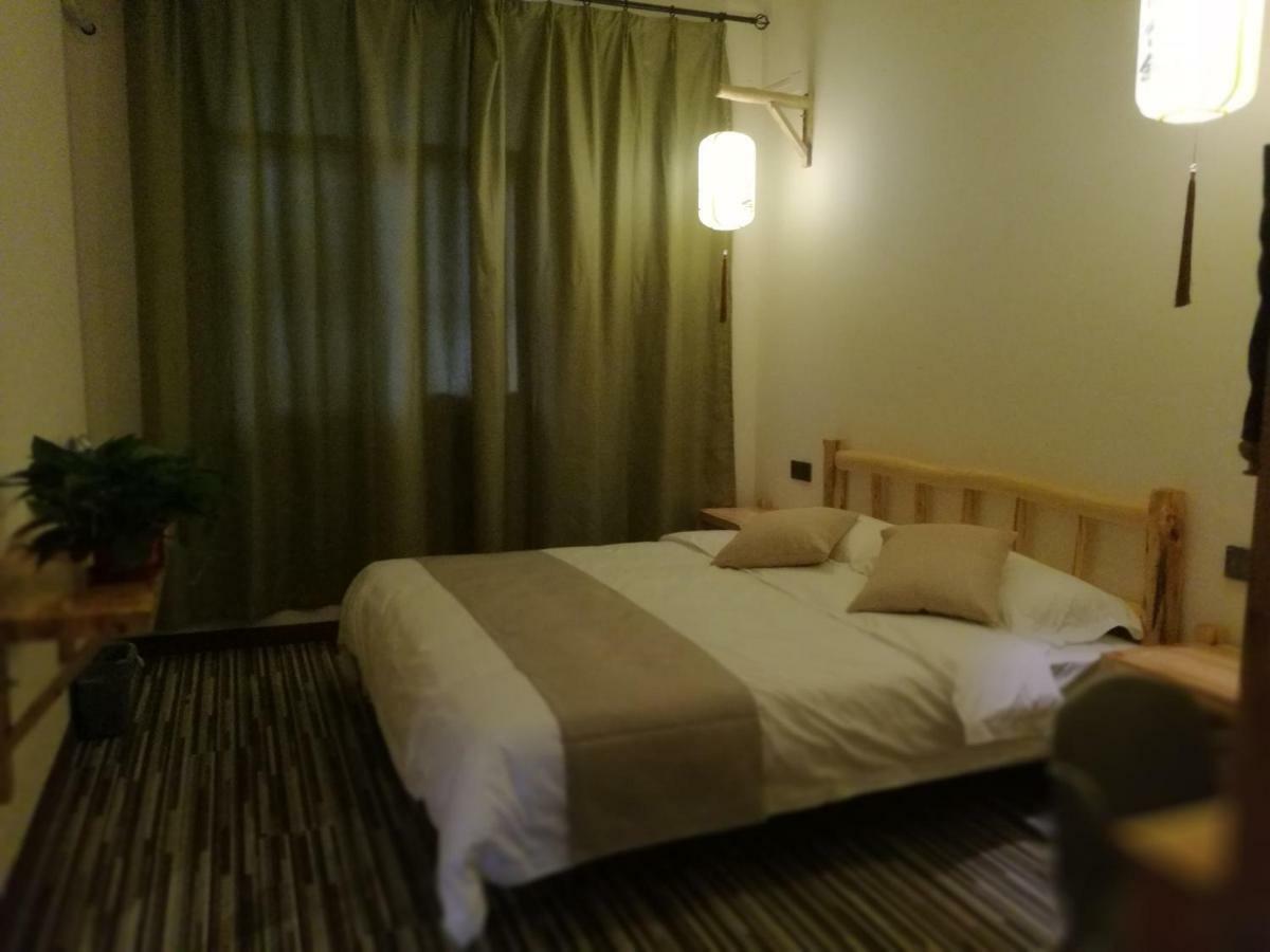 Right Here Hotel Dunhuang Bagian luar foto