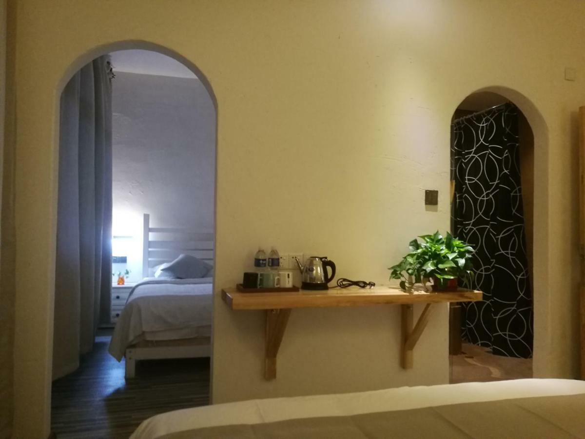 Right Here Hotel Dunhuang Bagian luar foto