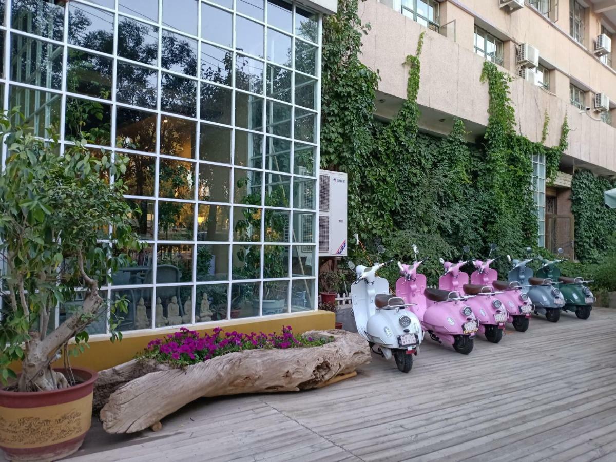Right Here Hotel Dunhuang Bagian luar foto